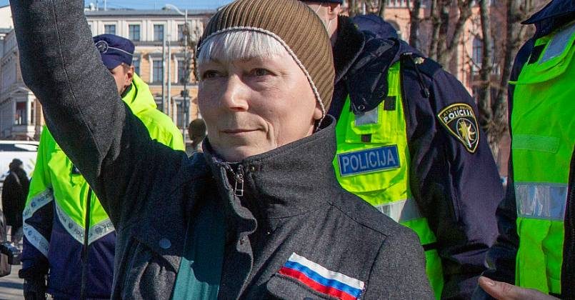В Латвии требуют возбудить уголовное дело против женщины, вывесившей в окне флаг России