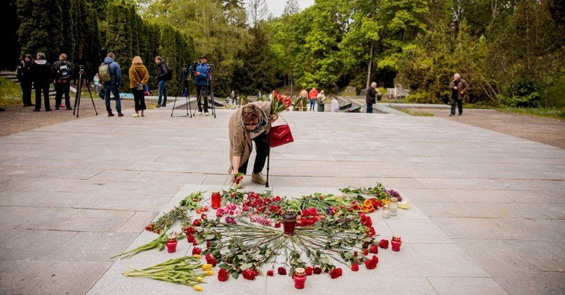 Жители Риги и Вильнюса возложили цветы к военным мемориалам в честь Дня Победы