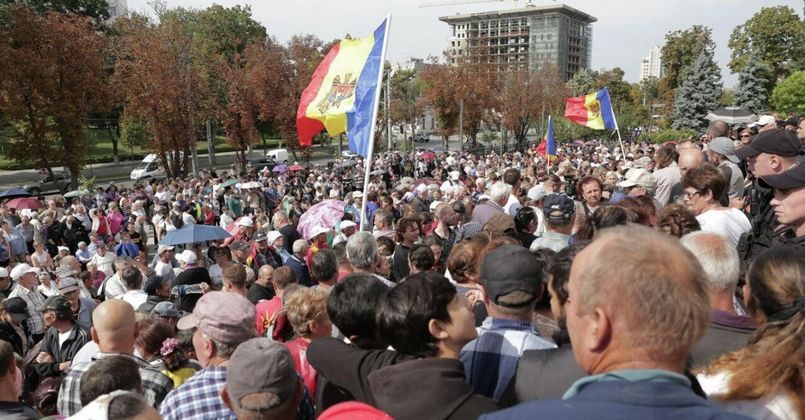 Тысячи людей вышли на марш оппозиции в центре Кишинева