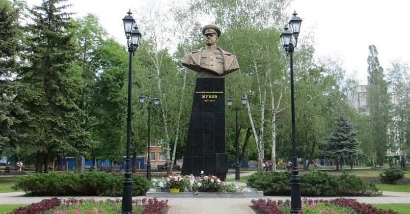 В Харькове националисты снесли памятник Жукову (видео)