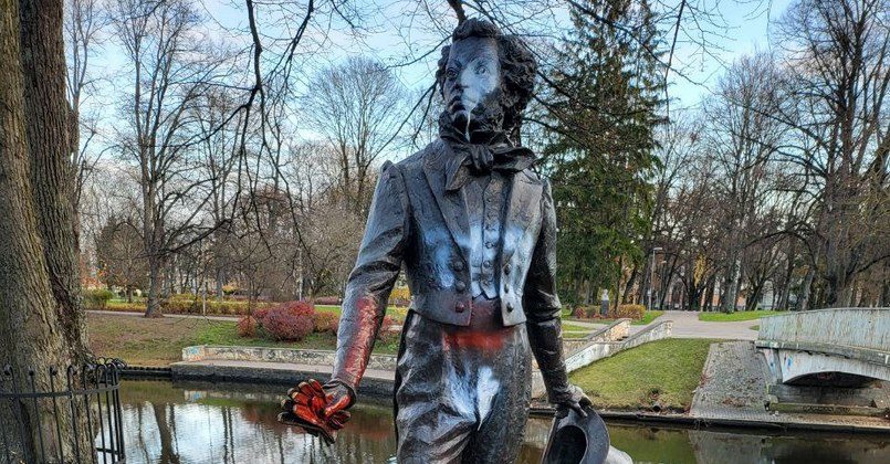 В День независимости Латвии осквернили памятник Пушкину в Риге