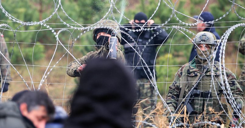 Нелегальные мигранты на границе с Беларусью забросали камнями польских пограничников