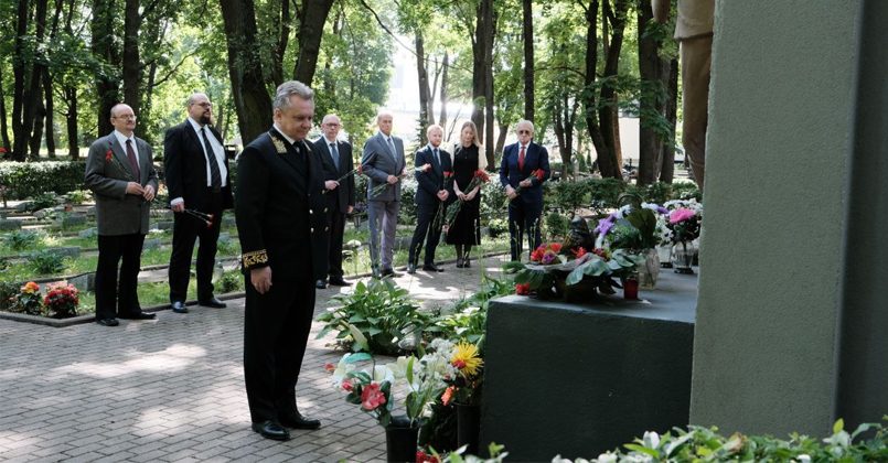 Российские дипломаты в Латвии в День памяти и скорби посетили Покровское кладбище Риги