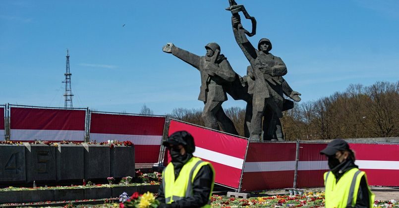 Сенатор предложил вывезти Памятник Освободителям Риги в Россию