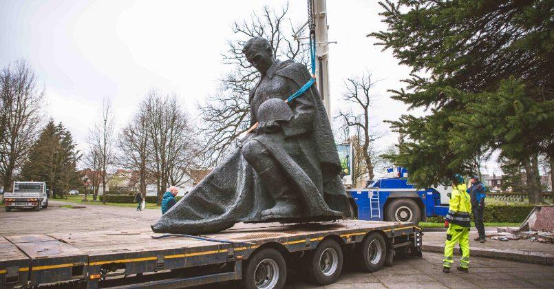 В Каунасе снесли памятник на захоронении советских воинов