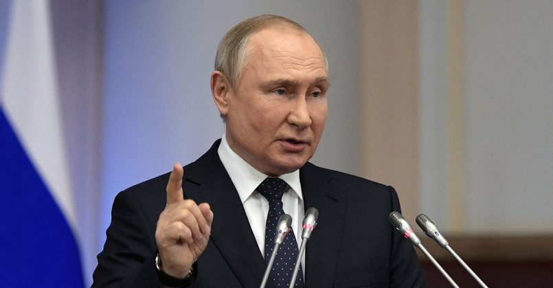 Путин призвал ФСБ поддерживать попавшие под санкции компании