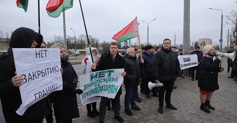 В Гродно у Генконсульства Польши прошел пикет против закрытия пункта пропуска «Бобровники»