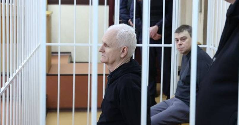 В Беларуси суд вынес приговор нобелевскому лауреату Алесю Беляцкому