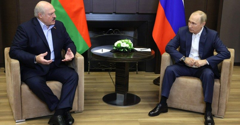 Путин поблагодарил Лукашенко за его вклад в урегулирование мятежа