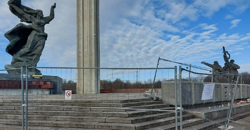 В Латвии признали небезопасным Памятник Освободителям Риги