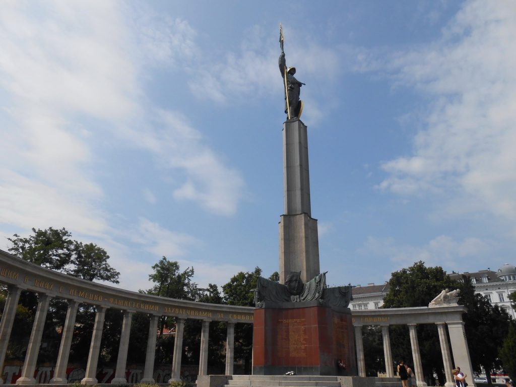 Памятник героям Советской армии на площади Шварценбергплац в Австрии