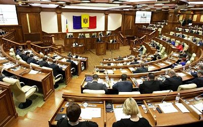 Парламент Молдовы принял закон о голосовании по почте на выборах президента
