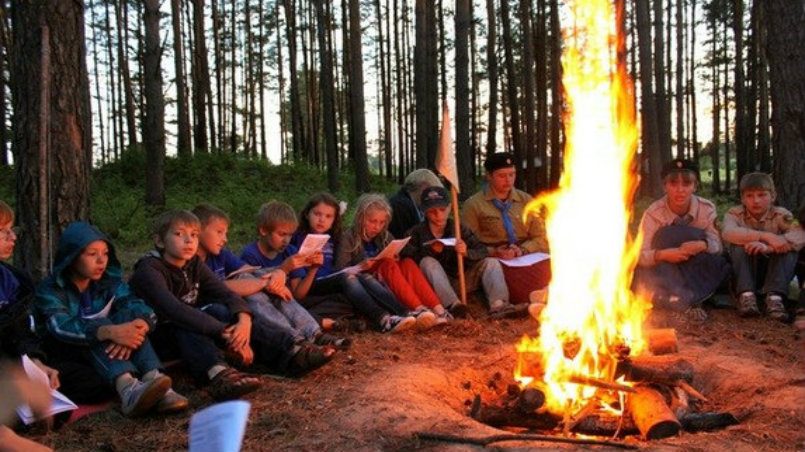 Посиделки у костра в лагере