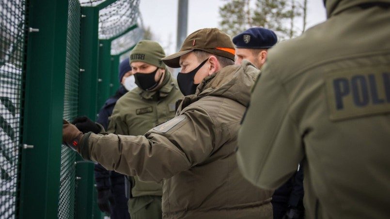 В Эстонии на границе с Россией начали установку забора с колючей проволокой