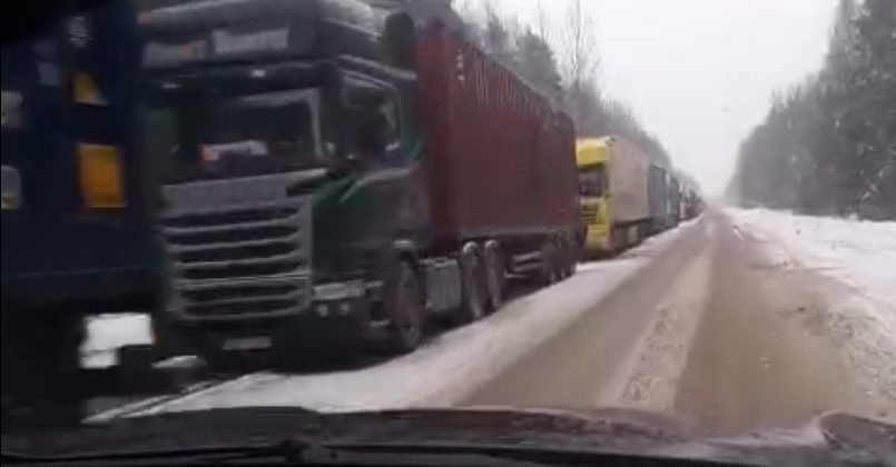 СМИ сообщили о многокилометровой очереди из фур на российско-эстонской границе (видео)