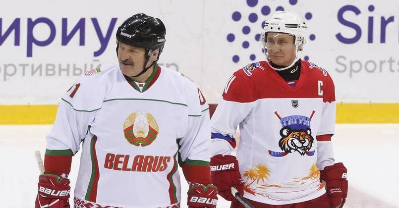Путин и Лукашенко сыграли в хоккей (видео)