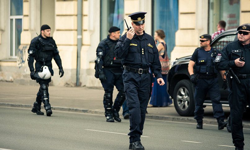 Фото полицейского в подъезде