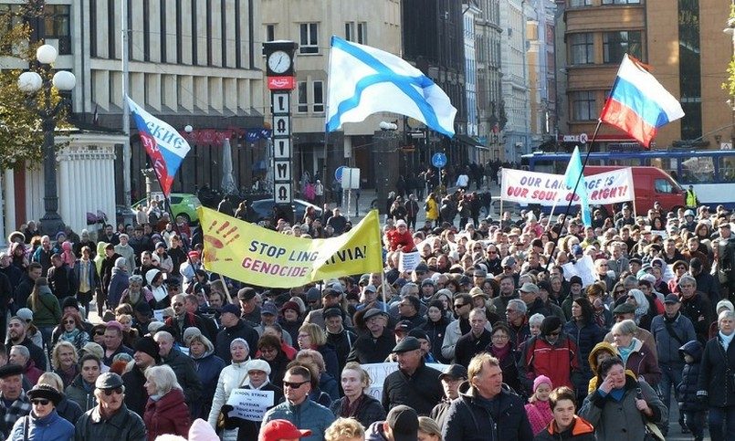 Этнократия это. Митинг в Латвии. Митинги в Прибалтике. Протесты русских в Латвии. Русские митинги в Прибалтике.