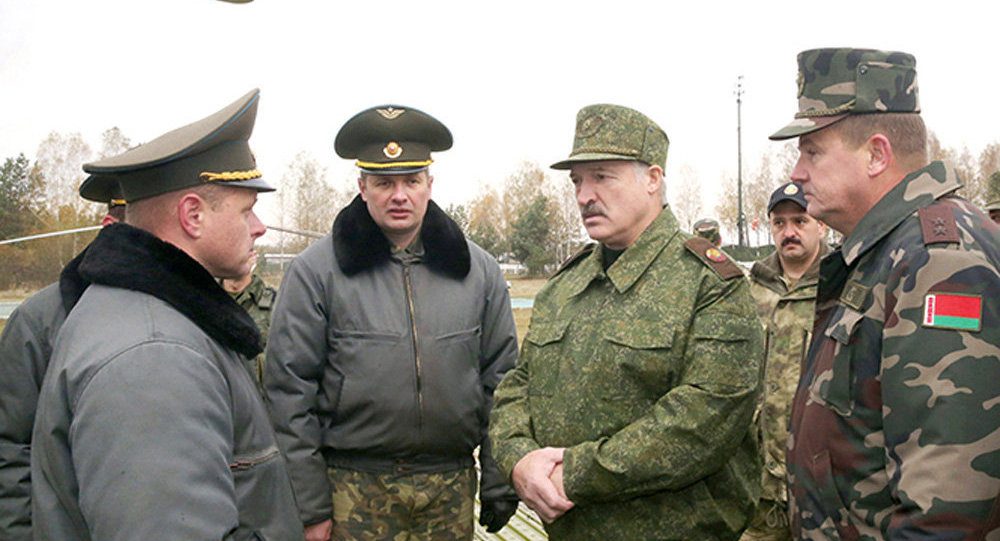 Александр лукашенко служба в армии фото