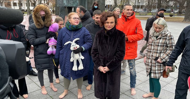 В Литве босые женщины провели акцию протеста у здания правительства (фото)