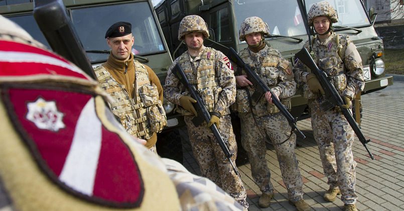Латвия отправит на Украину военных инструкторов