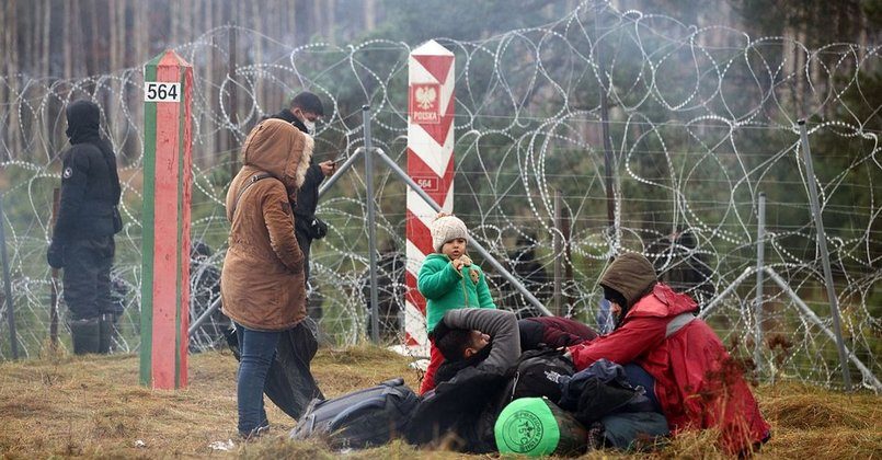 Премьер Польши назвал миграционный кризис самой жесткой атакой на границу за 30 лет