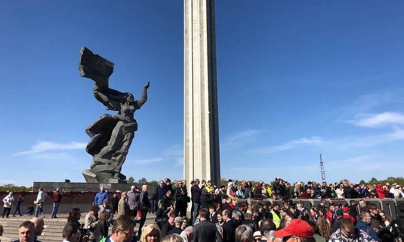 Памятник в риге воинам освободителям фото