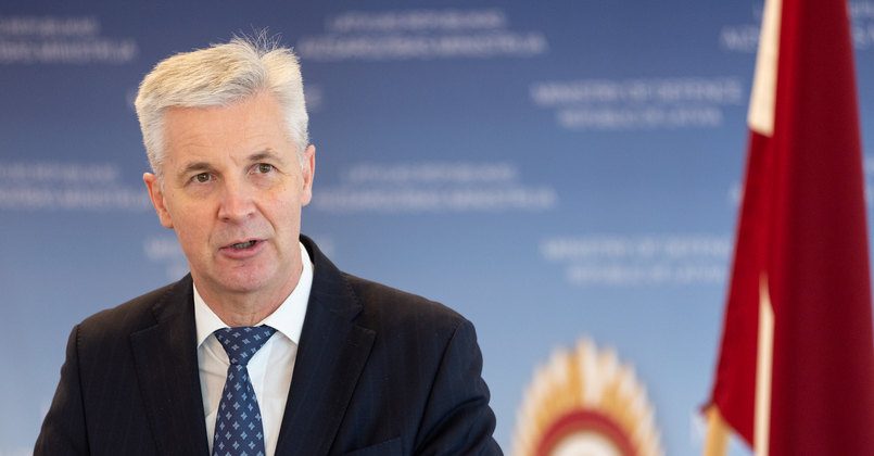 Министр обороны Латвии призвал ввести санкции против России