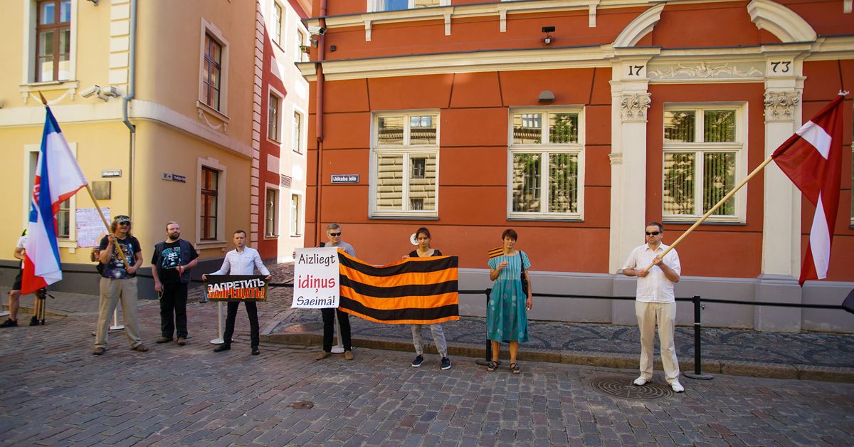 Снять георгиевскую ленту и забыть гимн России: памятка для туристов в Прибалтике
