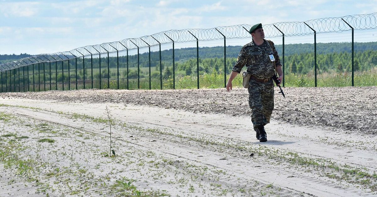 Российско украинская государственная граница. Граница между Россией и Украиной. Русско украинская граница. Государственная граница Украины. Стена на границе Украины с Россией.