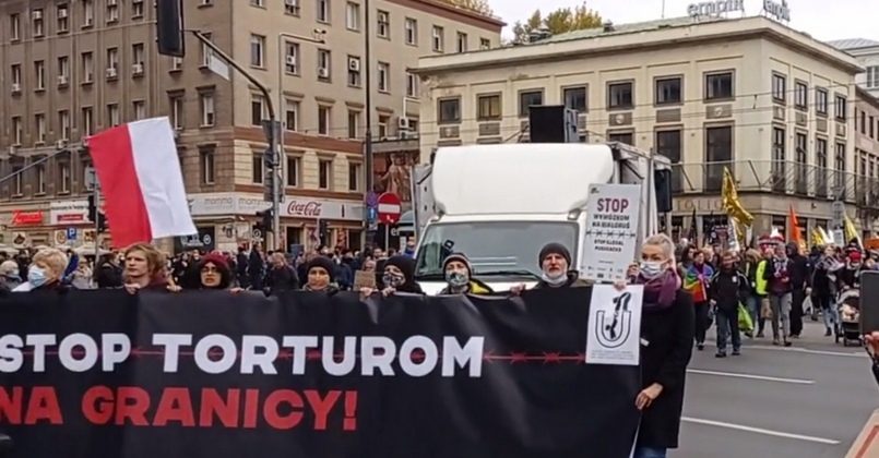 Жители Варшавы вышли на демонстрацию в поддержку пытающихся попасть в Польшу мигрантов (видео)