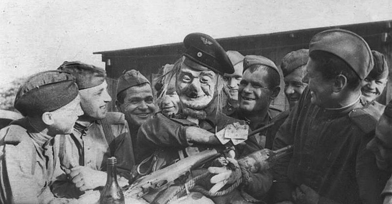 Под Сталинградом советские солдаты на нейтральной полосе ставили чучело, разукрашенное под Гитлера. На нем висел плакат с предложением пострелять в своего фюрер