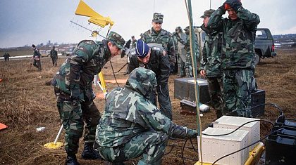 Военно-воздушные силы США инструктируют генерального офицера во время Reforger '86