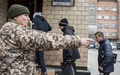 На границе Украины с Румынией установили колючую проволоку от уклонистов