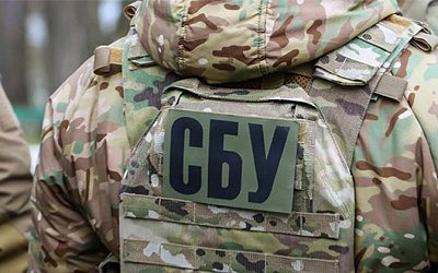 В Киеве задержали женщину, якобы координирующую поджоги машин военных