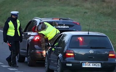 В Латвии задержали двух украинцев за перевозку мигрантов под видом полиции