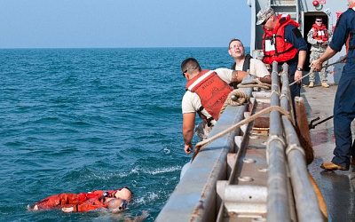 В Литве проходят учения ВМС по спасению на море с эвакуацией с тонущего судна