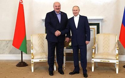 Лукашенко поздравил Путина с победой на выборах