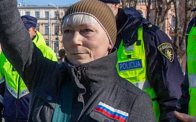 В Латвии активистка получила тюремный срок за флаг России