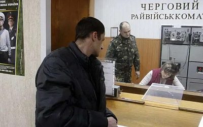 В украинском военкомате избили пришедшую за мужем женщину
