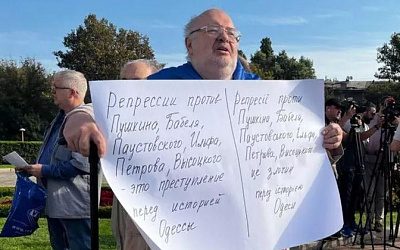 В Одессе жители вышли на митинг против сноса памятников