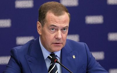 Медведев назвал президента Франции слабаком и призвал уйти в отставку